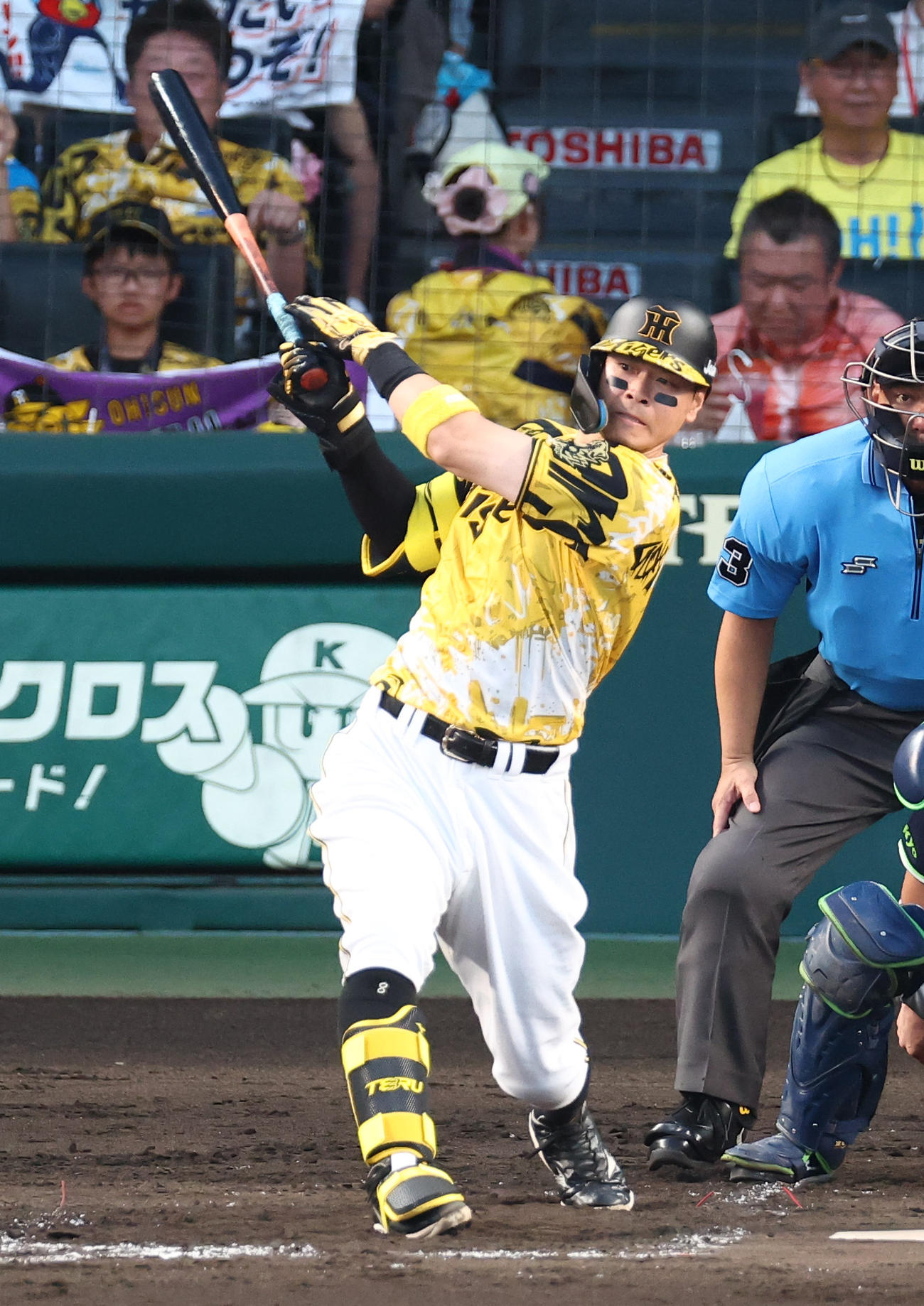 阪神対ヤクルト　4回裏阪神無死一、二塁、佐藤輝は右前打を放つ（撮影・上田博志）