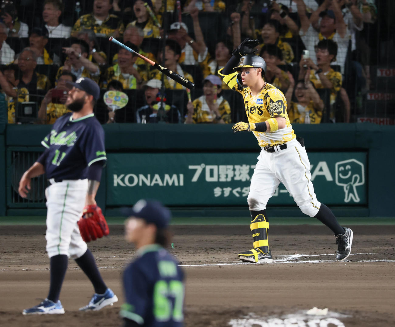 阪神対ヤクルト　6回裏阪神無死二塁、佐藤輝は右越え2点本塁打を放つ。投手アビラ（撮影・加藤哉）