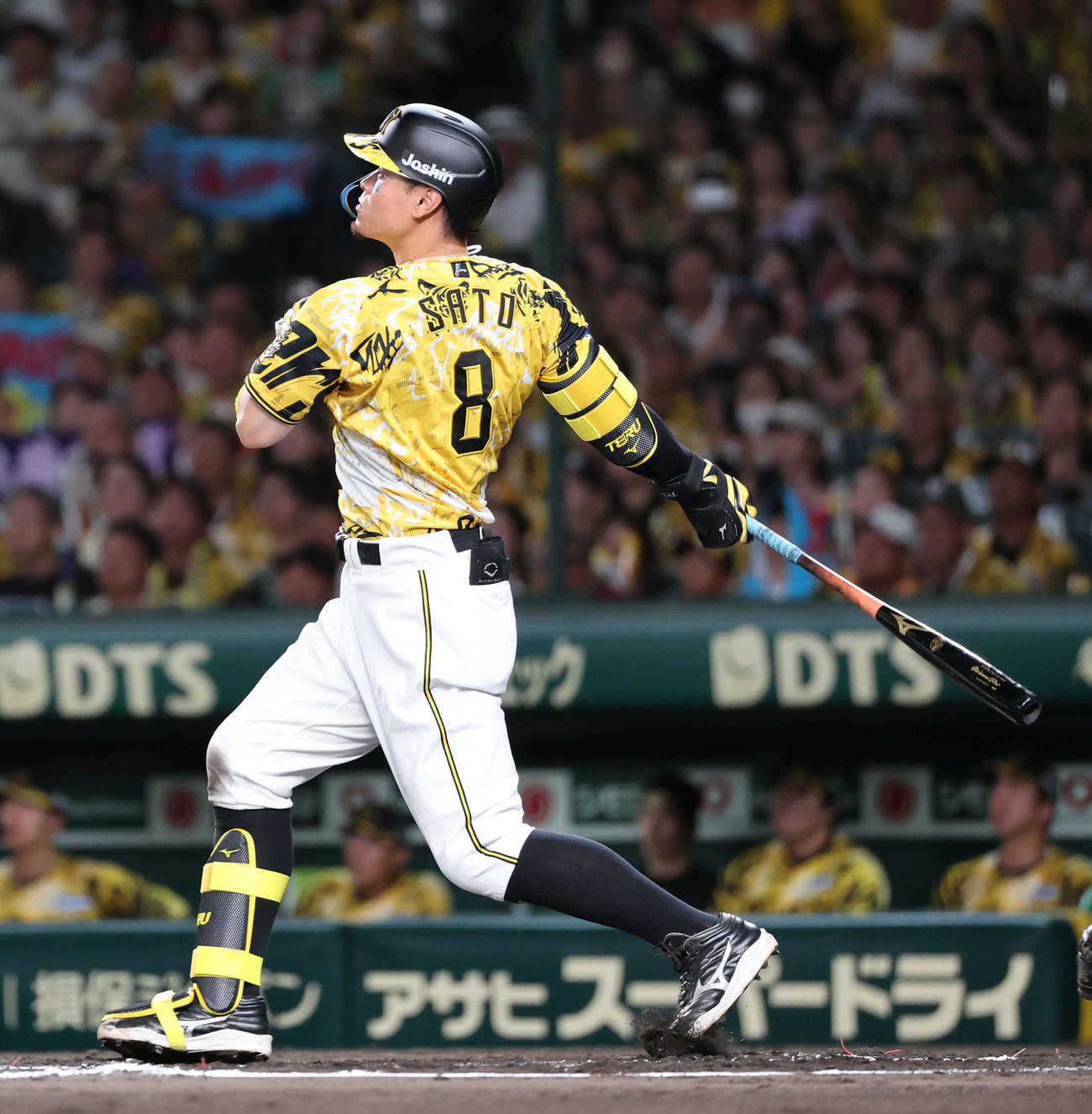阪神対ヤクルト　6回裏阪神無死二塁、佐藤輝は右越えに2点本塁打を放つ（撮影・西尾就之）