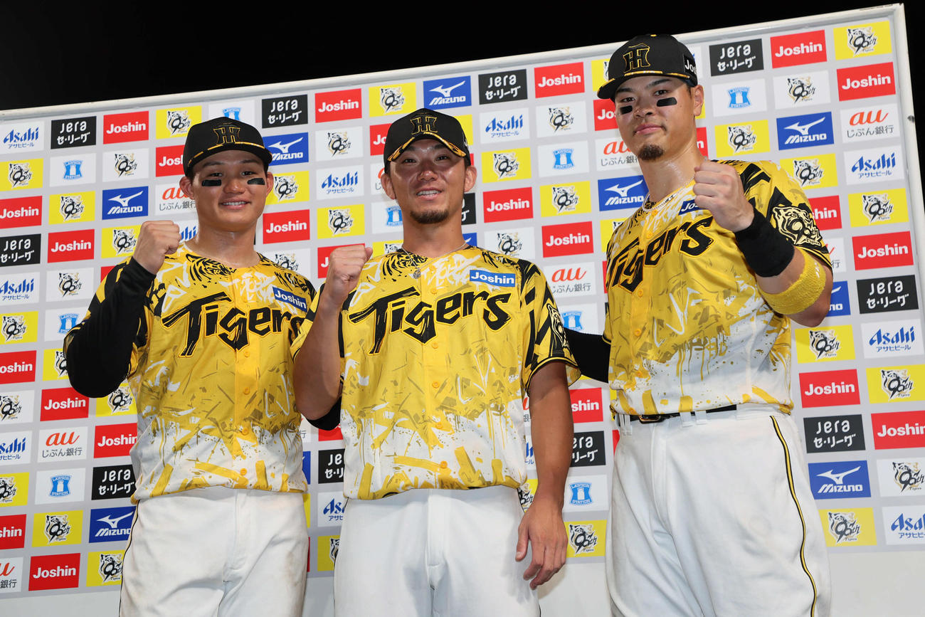 阪神対ヤクルト　お立ち台でガッツポーズする、左から森下、伊藤将、佐藤輝（撮影・宮崎幸一)