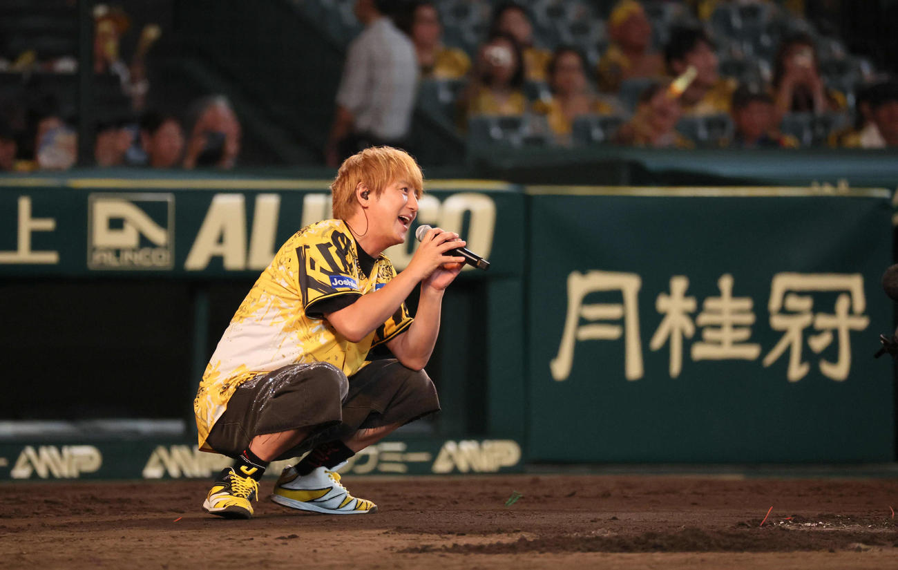 阪神対ヤクルト　キャッチャーのポジションに座り、六甲おろしを熱唱する上地雄輔（2025年7月13日撮影）