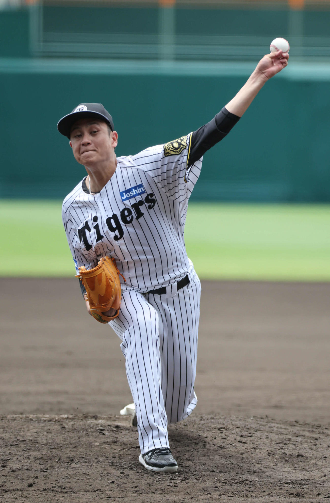 マウンドで投球練習する阪神大竹（撮影・西尾就之）