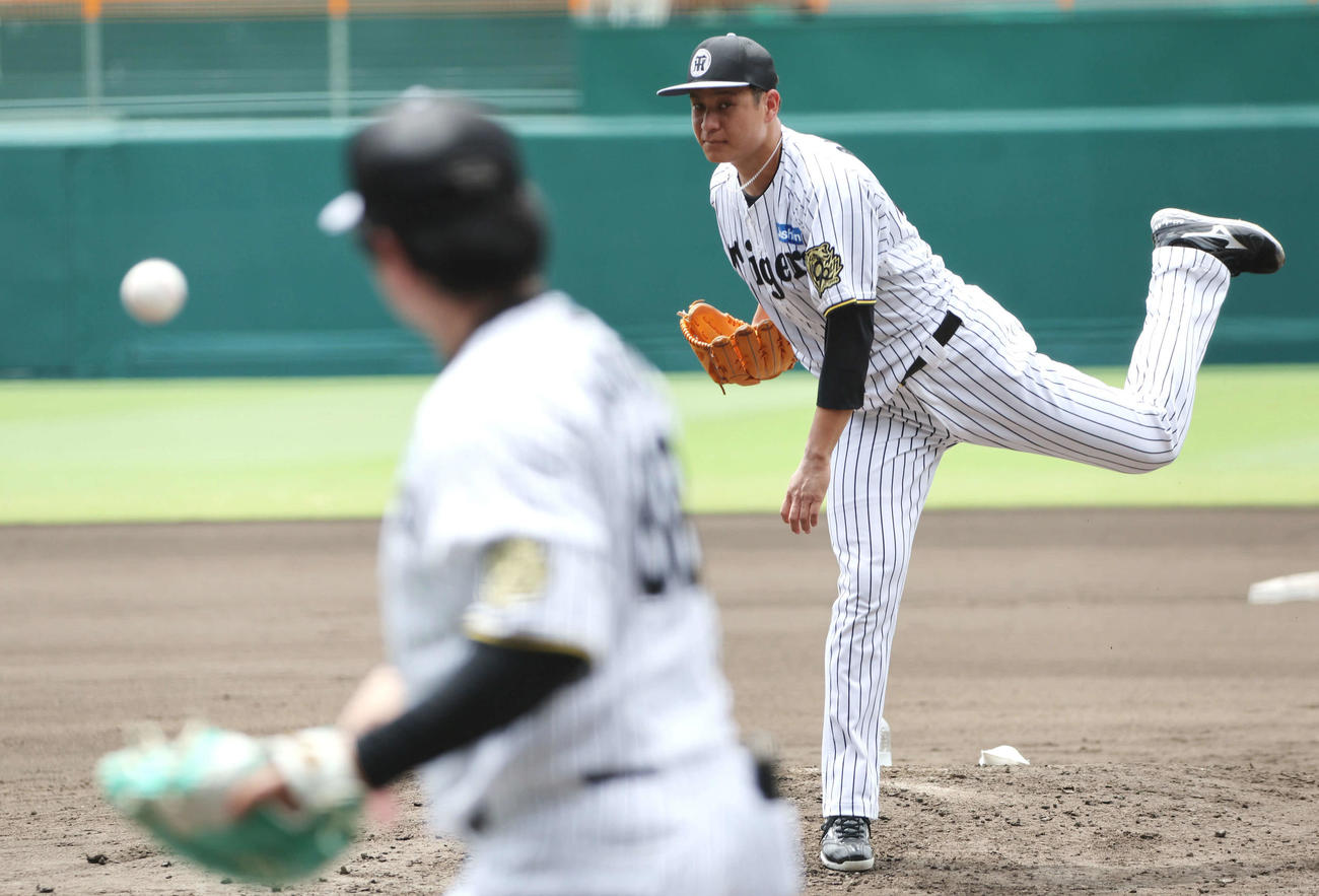 阪神大竹は安藤コーチを打者に見立てて投球練習を行った（撮影・西尾就之）