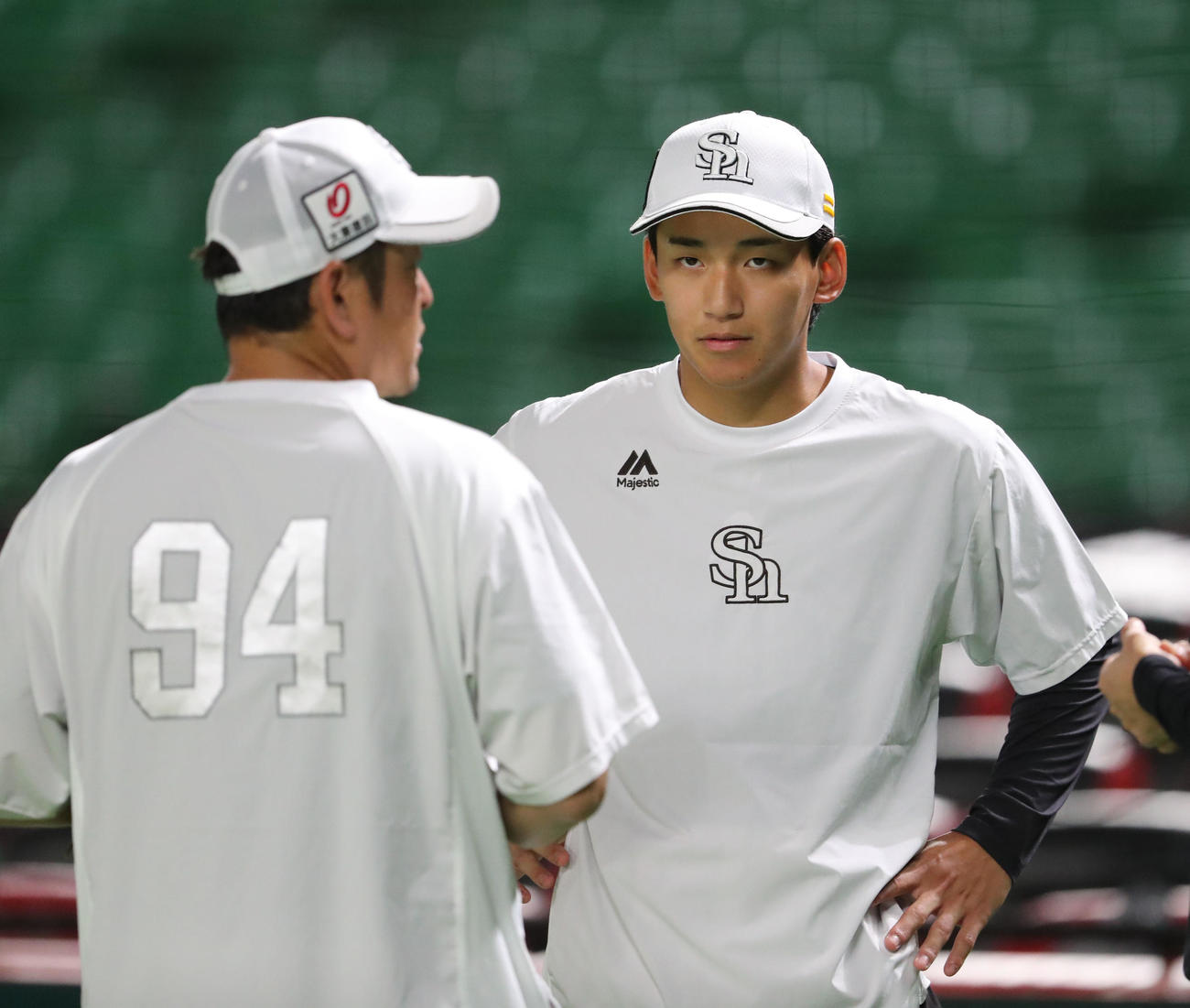 練習前、倉野コーチの話を真剣に聞く前田悠（撮影・梅根麻紀）