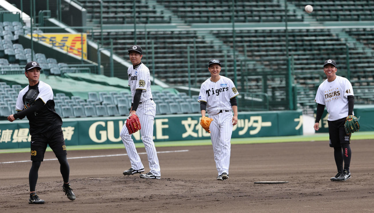 ノックを受ける阪神の先発陣。左から高橋、才木、大竹、村上（撮影・西尾就之）