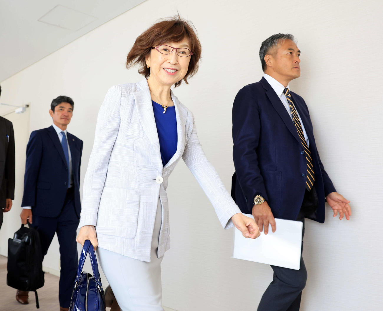 オーナー会議に臨むDeNA南場オーナー（左）とロッテ玉塚オーナー代行（撮影・浅見桂子）