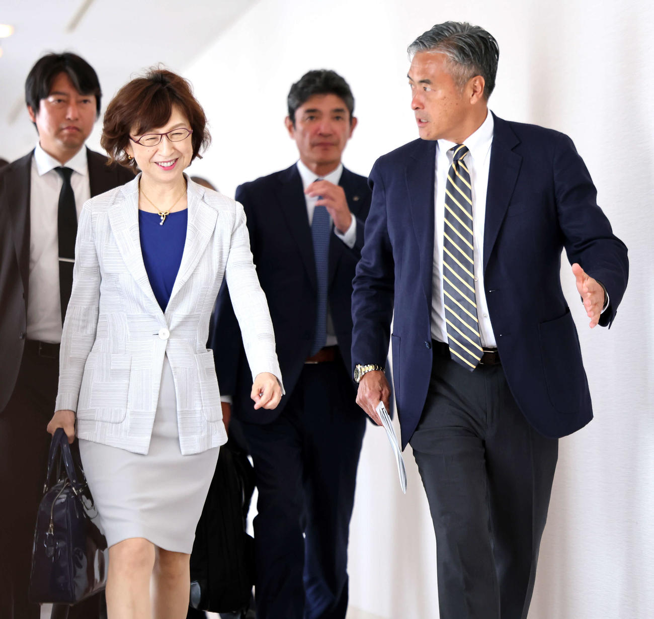 オーナー会議に臨むDeNA南場オーナー（左）とロッテ玉塚オーナー代行（撮影・浅見桂子）