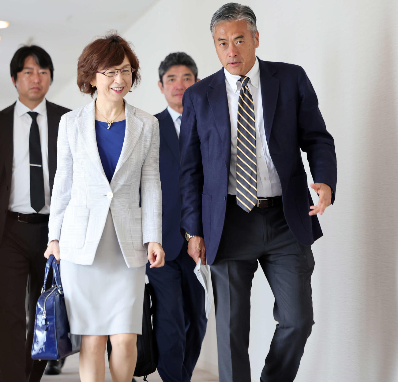 オーナー会議に臨むDeNA南場オーナー（左）とロッテ玉塚オーナー代行（撮影・浅見桂子）