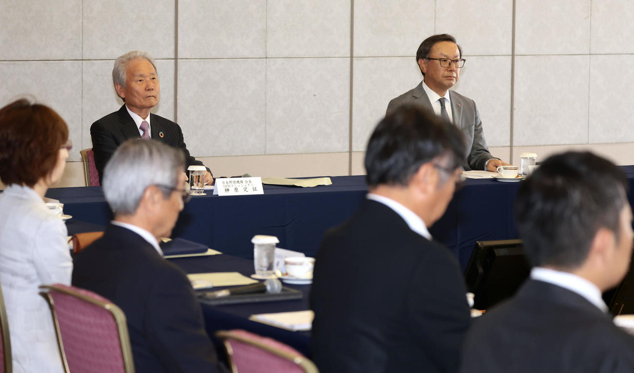 プロ野球オーナー会議　オーナー会議に出席した日本ハムの井川伸久オーナー（右）と榊原定征コミッショナー（代表撮影）