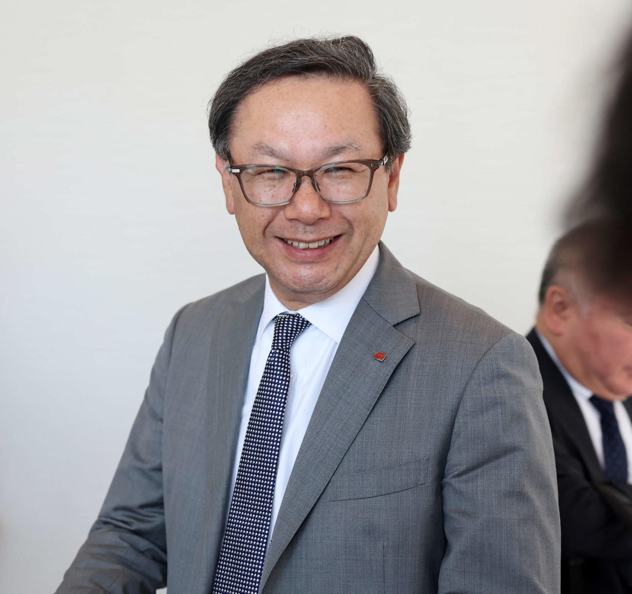 オーナー会議後、笑顔を見せる日本ハム井川オーナー（撮影・浅見桂子）