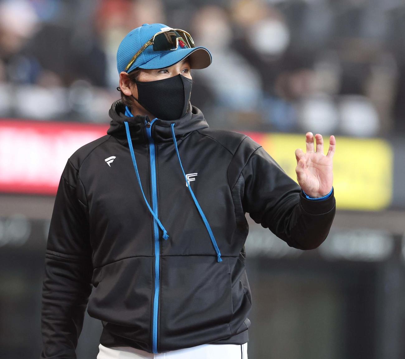 日本ハム対オリックス　OKサインを出す新庄監督（撮影・黒川智章）