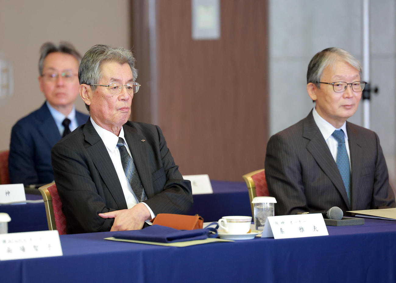 オーナー会議に出席する阪神の秦雅夫オーナー（左）と巨人の山口寿一オーナー（代表撮影）
