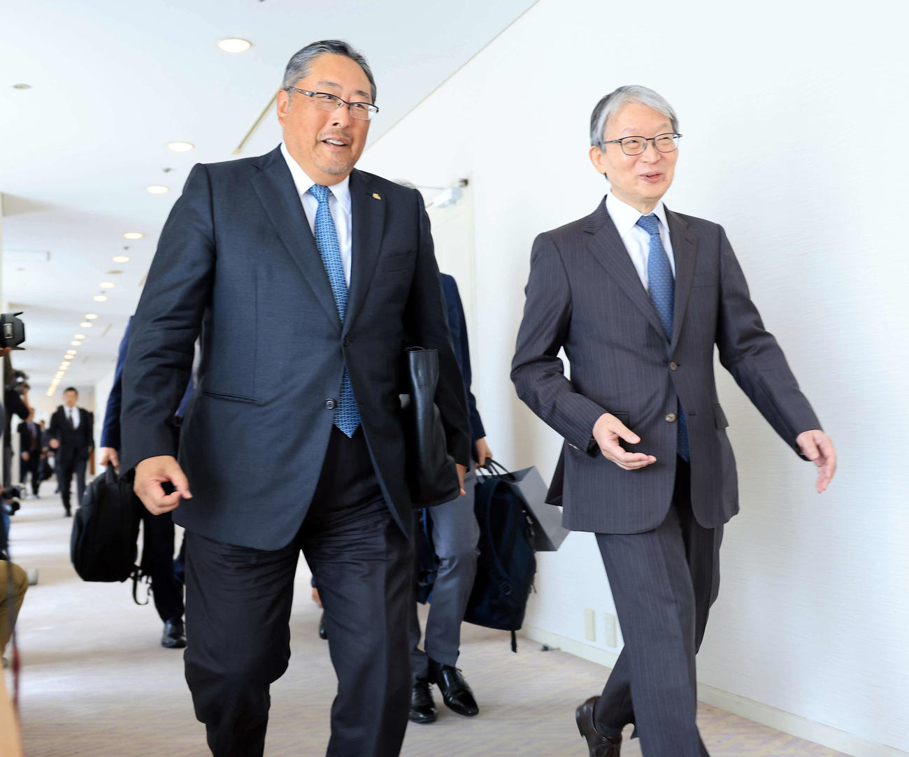 オーナー会議に臨む巨人山口オーナー（右）とソフドバンク後藤オーナー代行（撮影・浅見桂子）