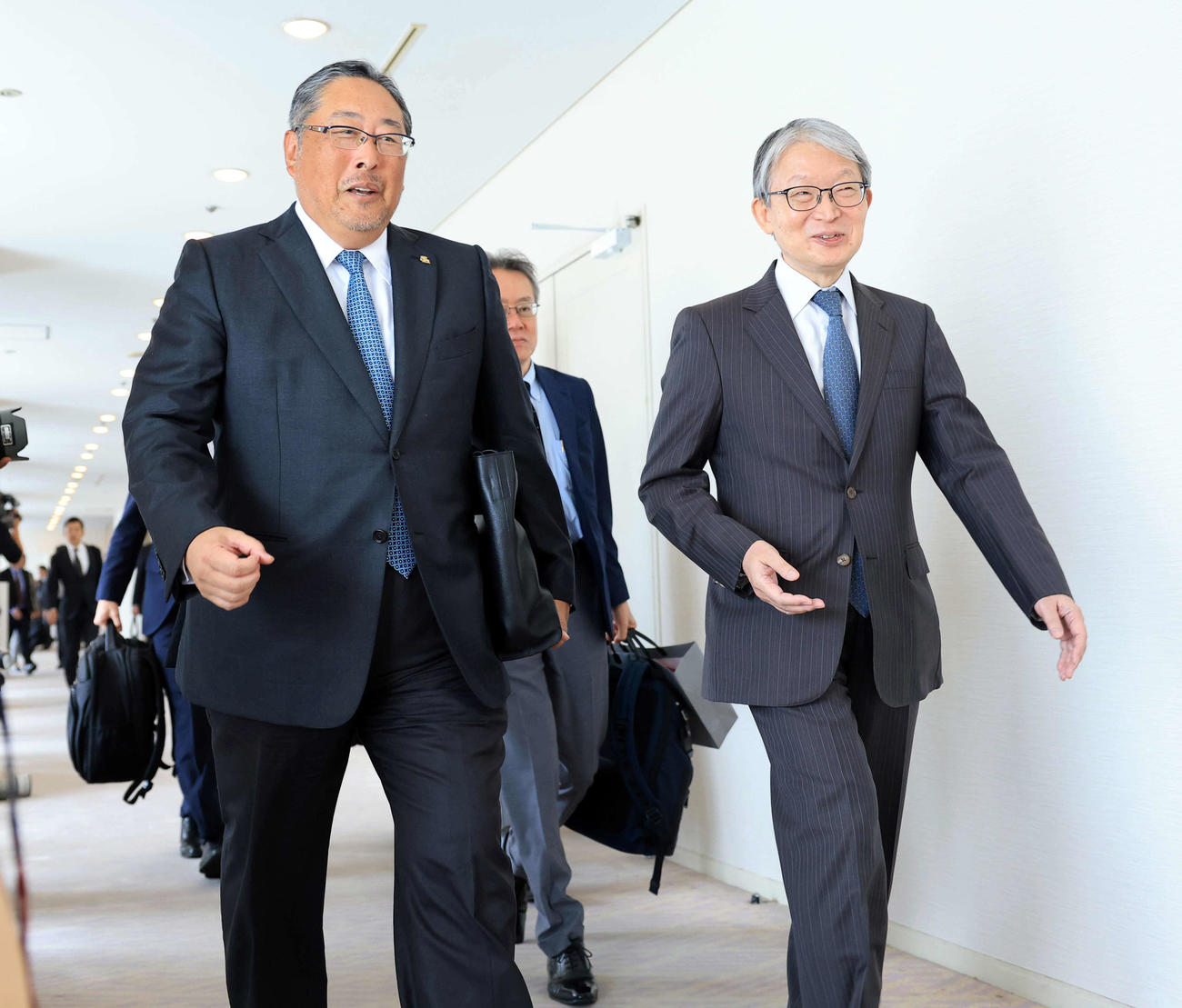 オーナー会議に臨む巨人山口オーナー（右）とソフドバンク後藤オーナー代行（撮影・浅見桂子）