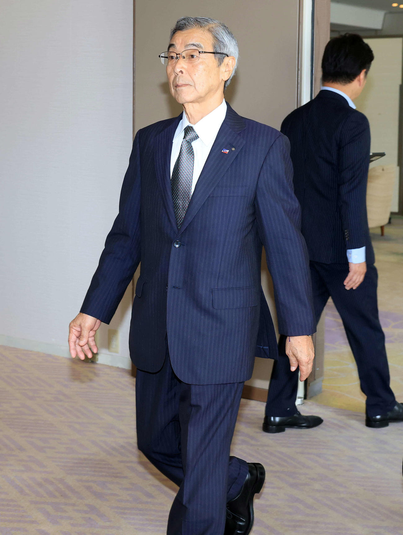 オーナー会議を終え、会場を出るヤクルト成田オーナー（撮影・浅見桂子）