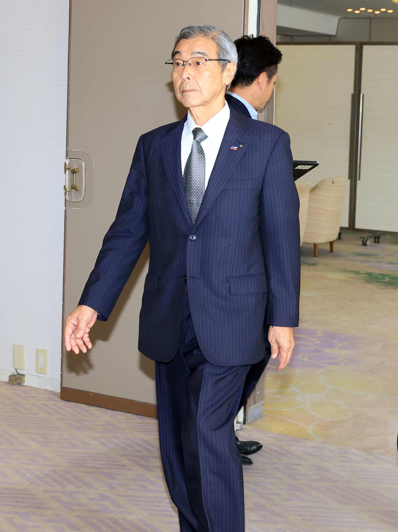 オーナー会議を終え、会場を出るヤクルト成田オーナー（撮影・浅見桂子）