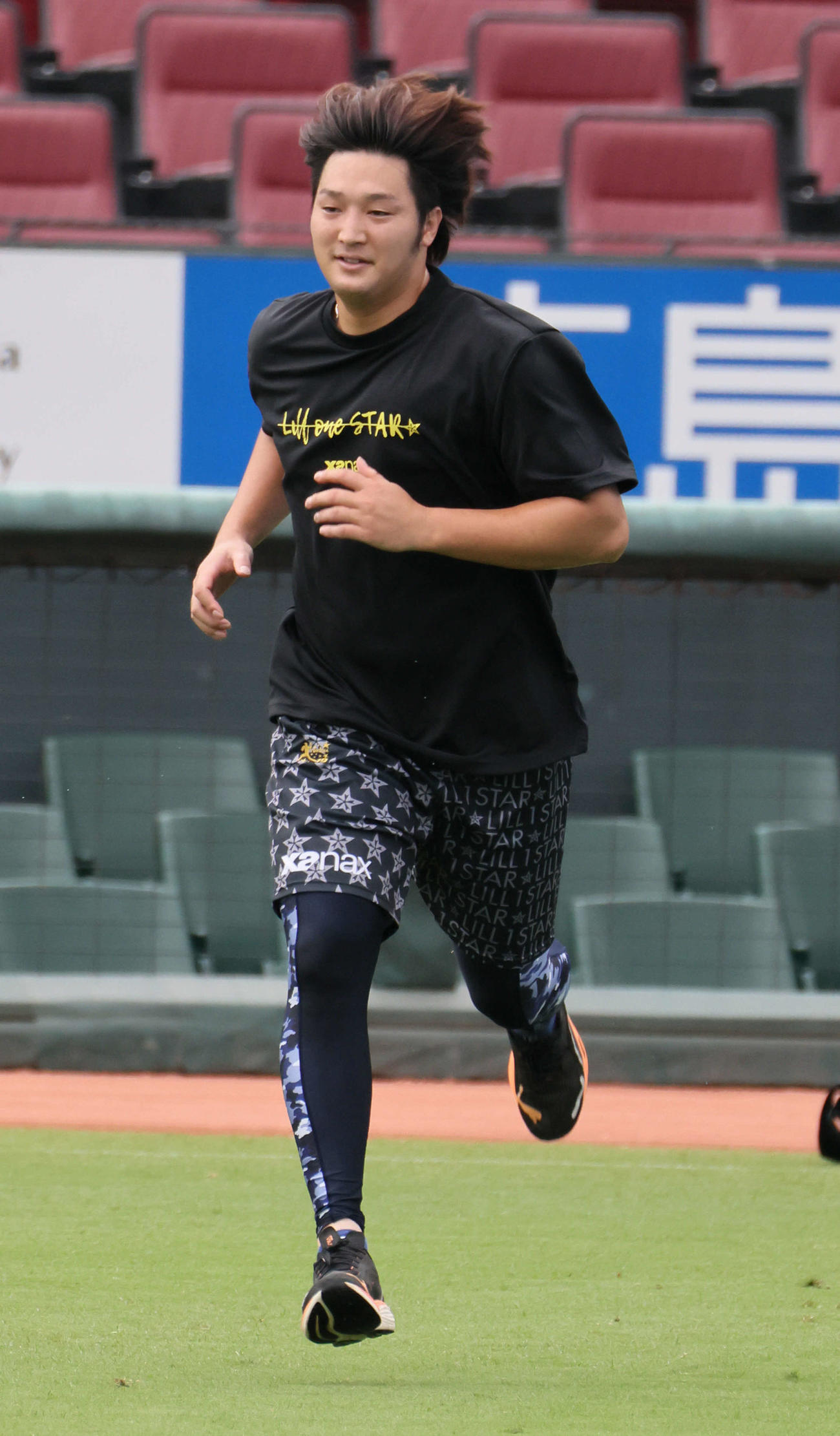 走り込む床田（撮影・加藤孝規）