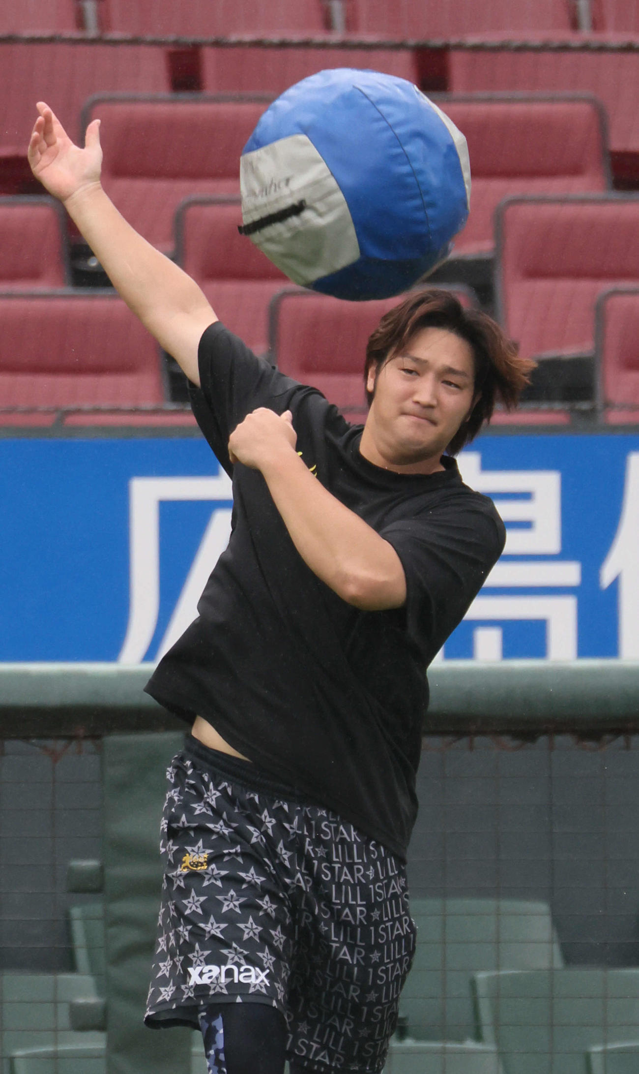 メディシンボールを使って練習する床田（撮影・加藤孝規）