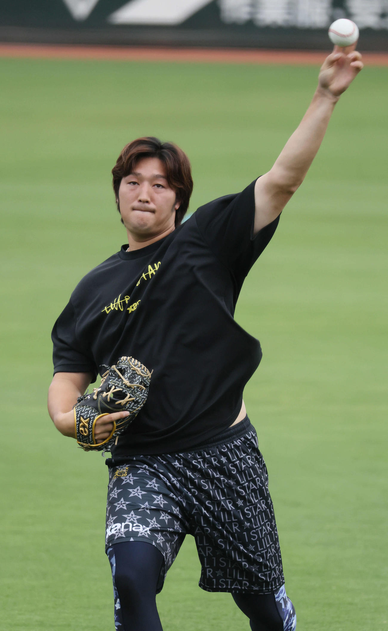 キャッチボールをする床田（撮影・加藤孝規）