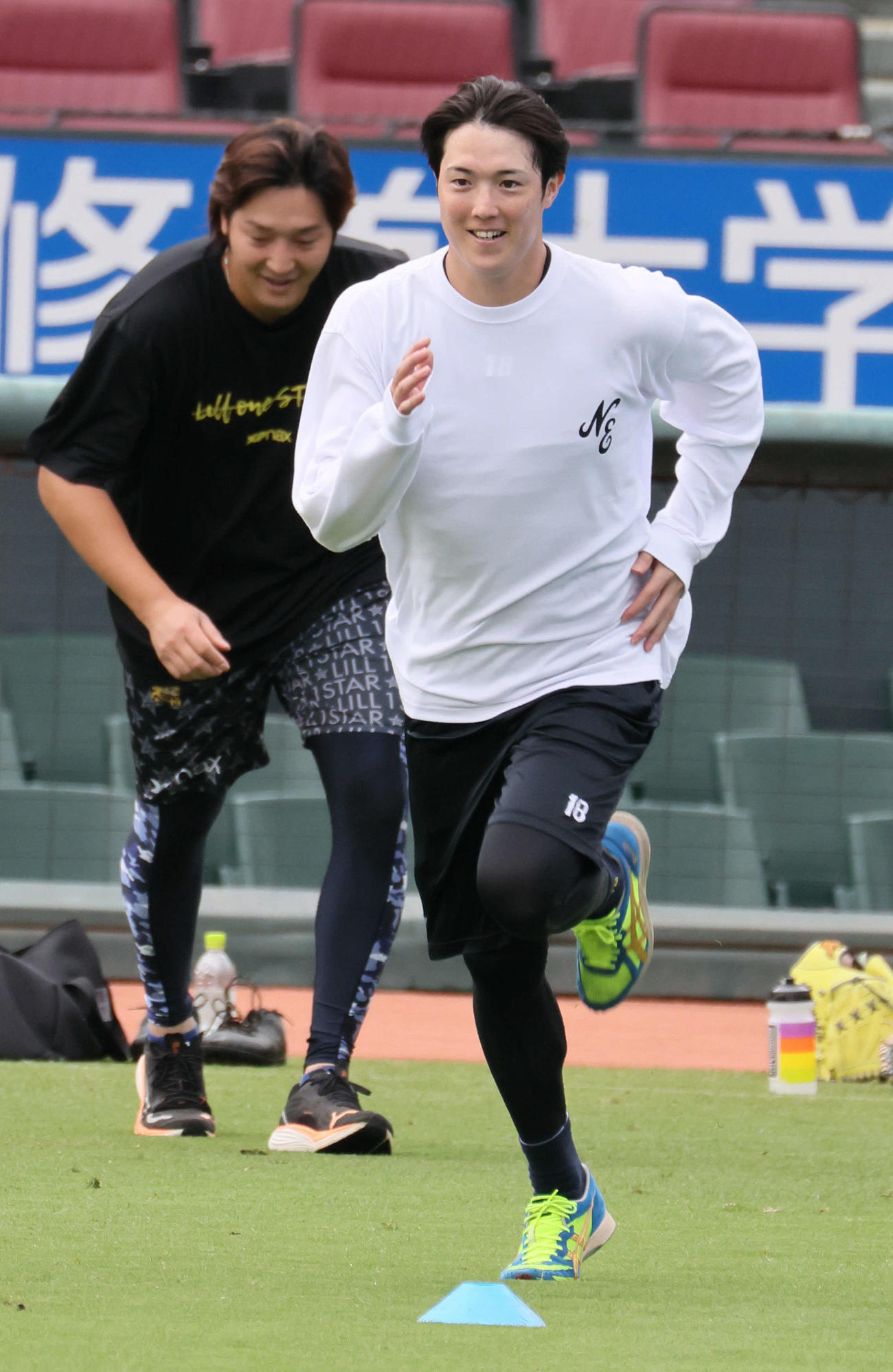 走り込む森下。後ろは床田（撮影・加藤孝規）