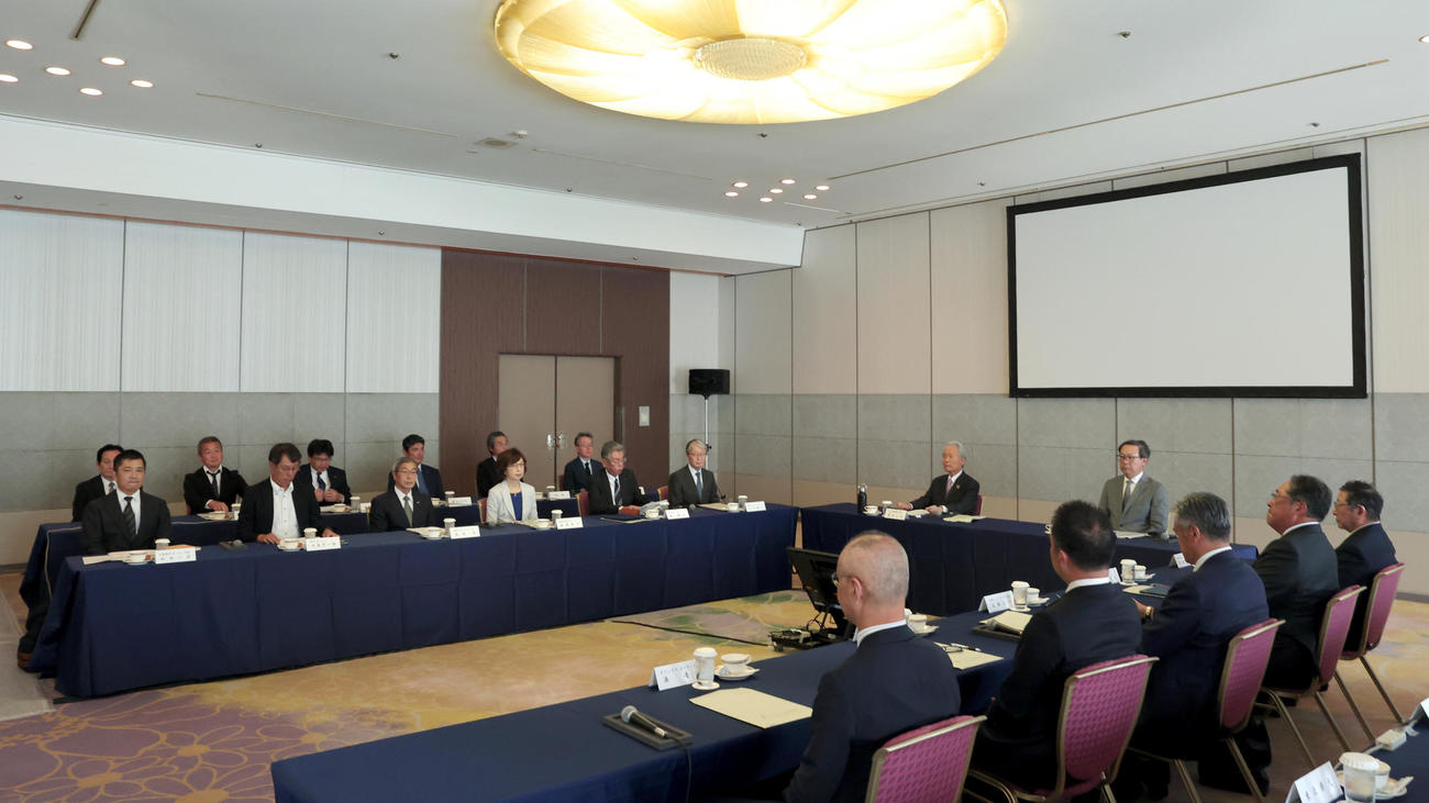 オーナー会議冒頭の全景（代表撮影）