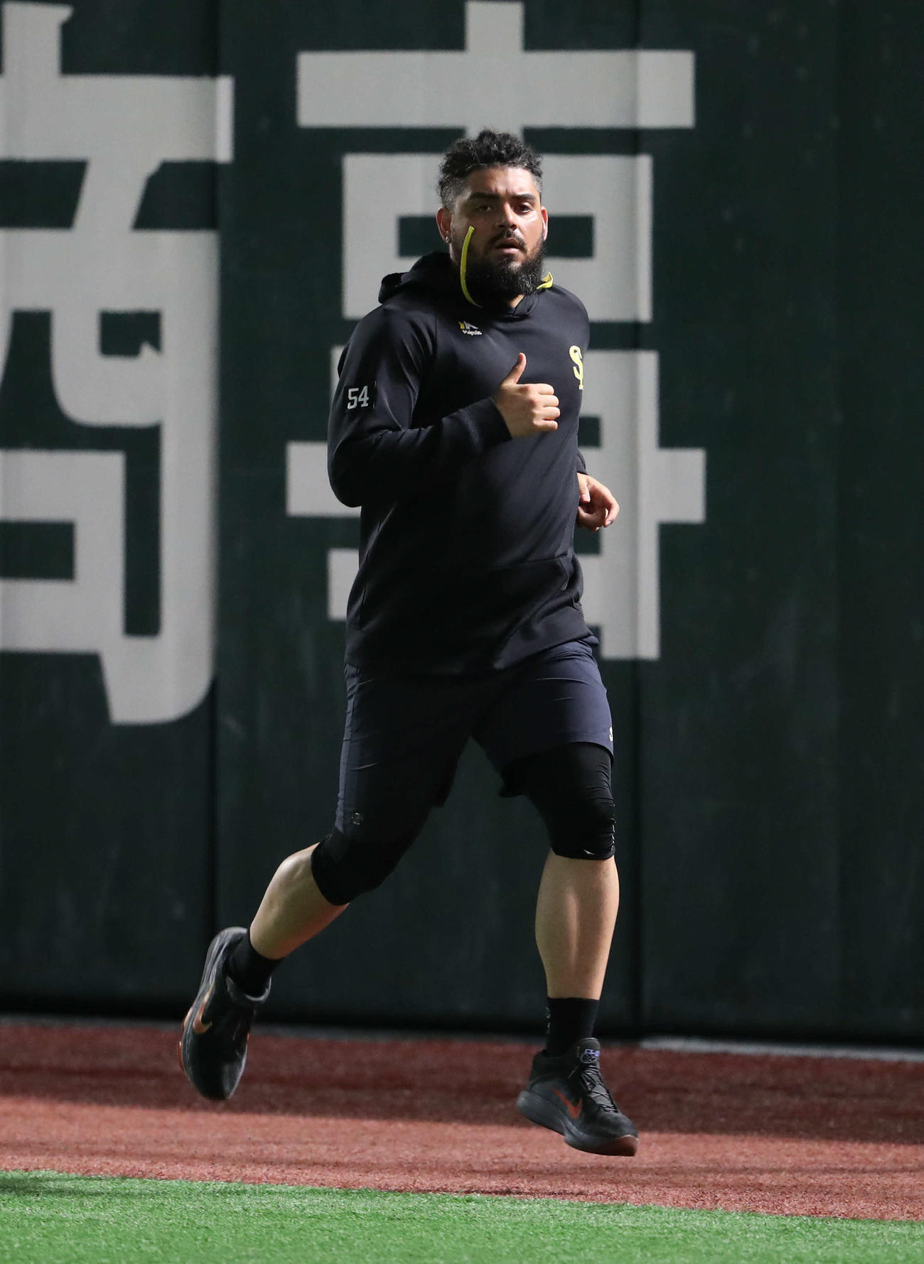 軽めのランニングで調整するオスナ（撮影・梅根麻紀）
