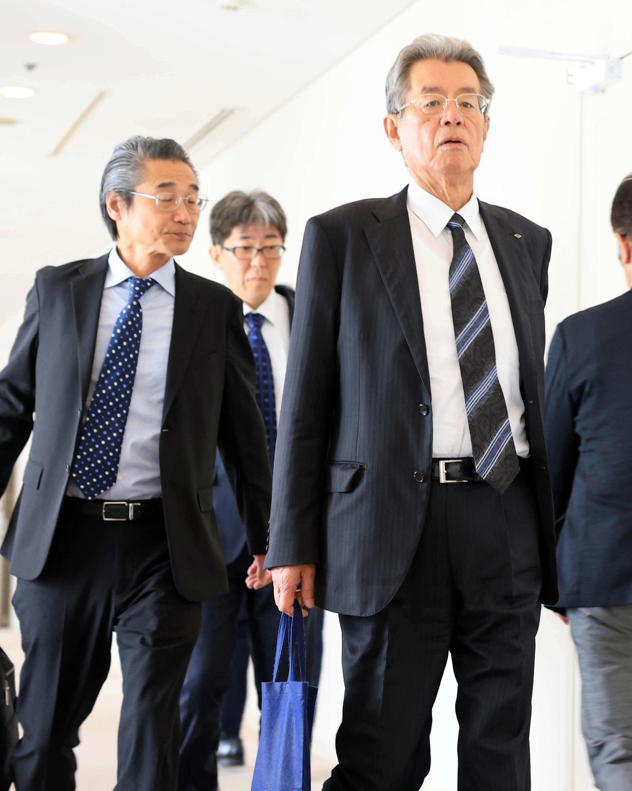 オーナー会議に臨む阪神秦オーナー（右）（撮影・浅見桂子）