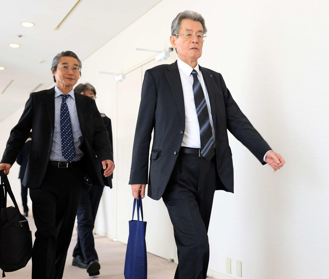 オーナー会議に臨む阪神秦オーナー（右）（撮影・浅見桂子）