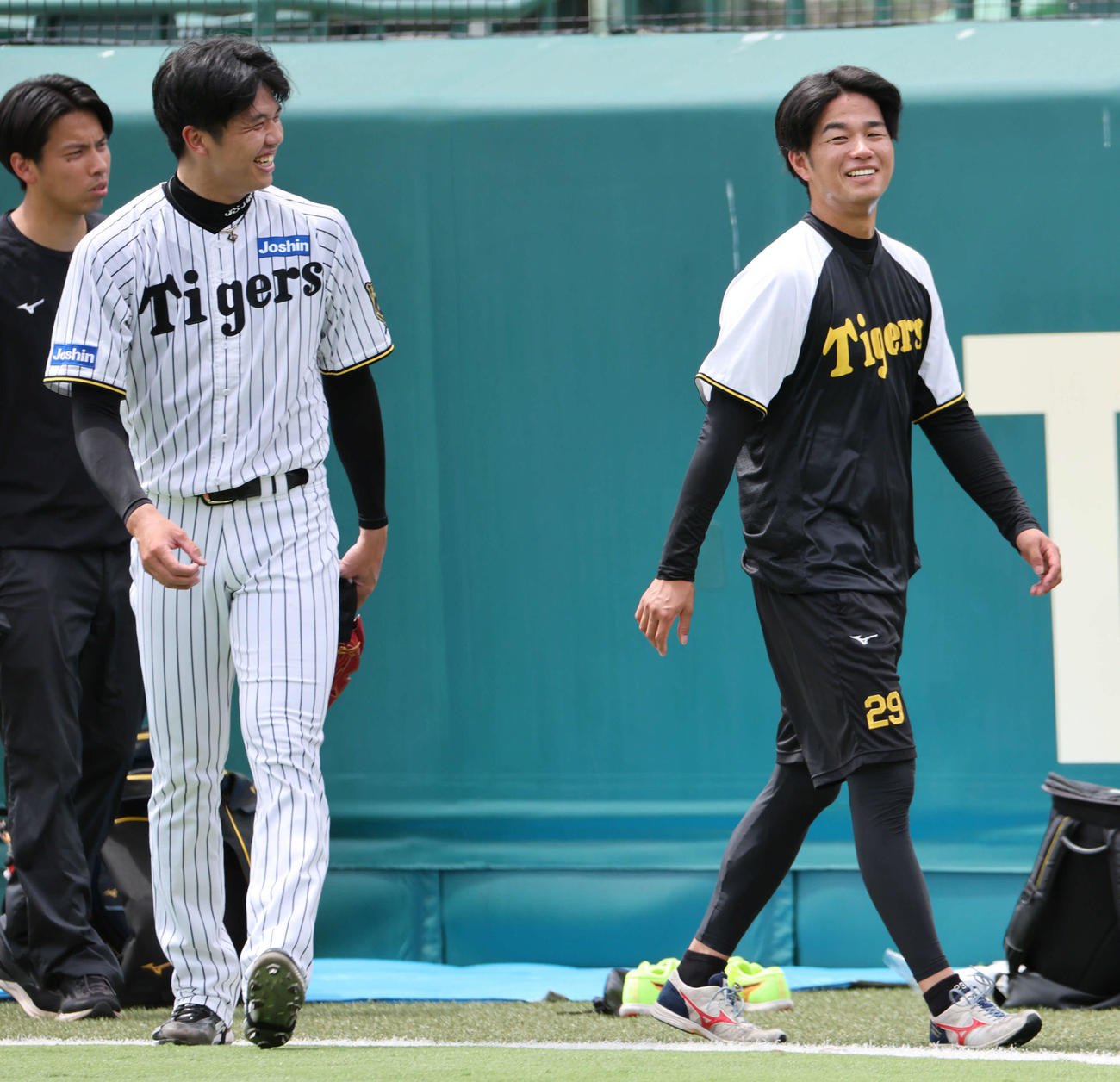 練習中、才木（左）と笑顔で話す高橋（撮影・西尾就之）