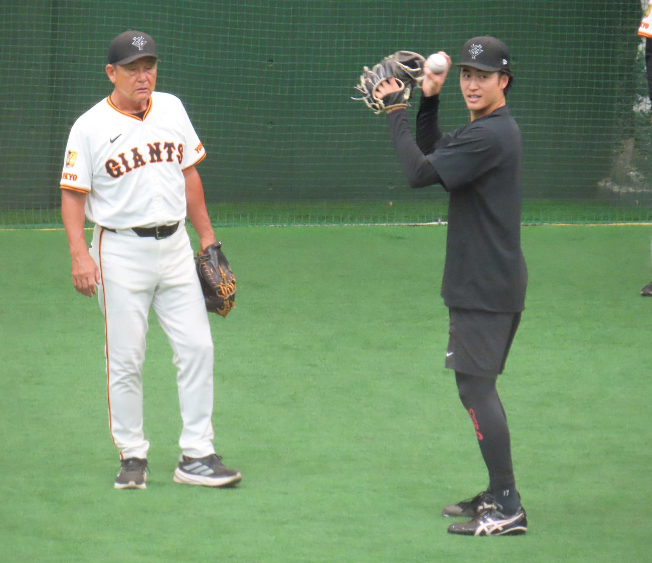 キャッチボールする巨人西舘（右）と見守る久保巡回コーチ（撮影・水谷京裕）