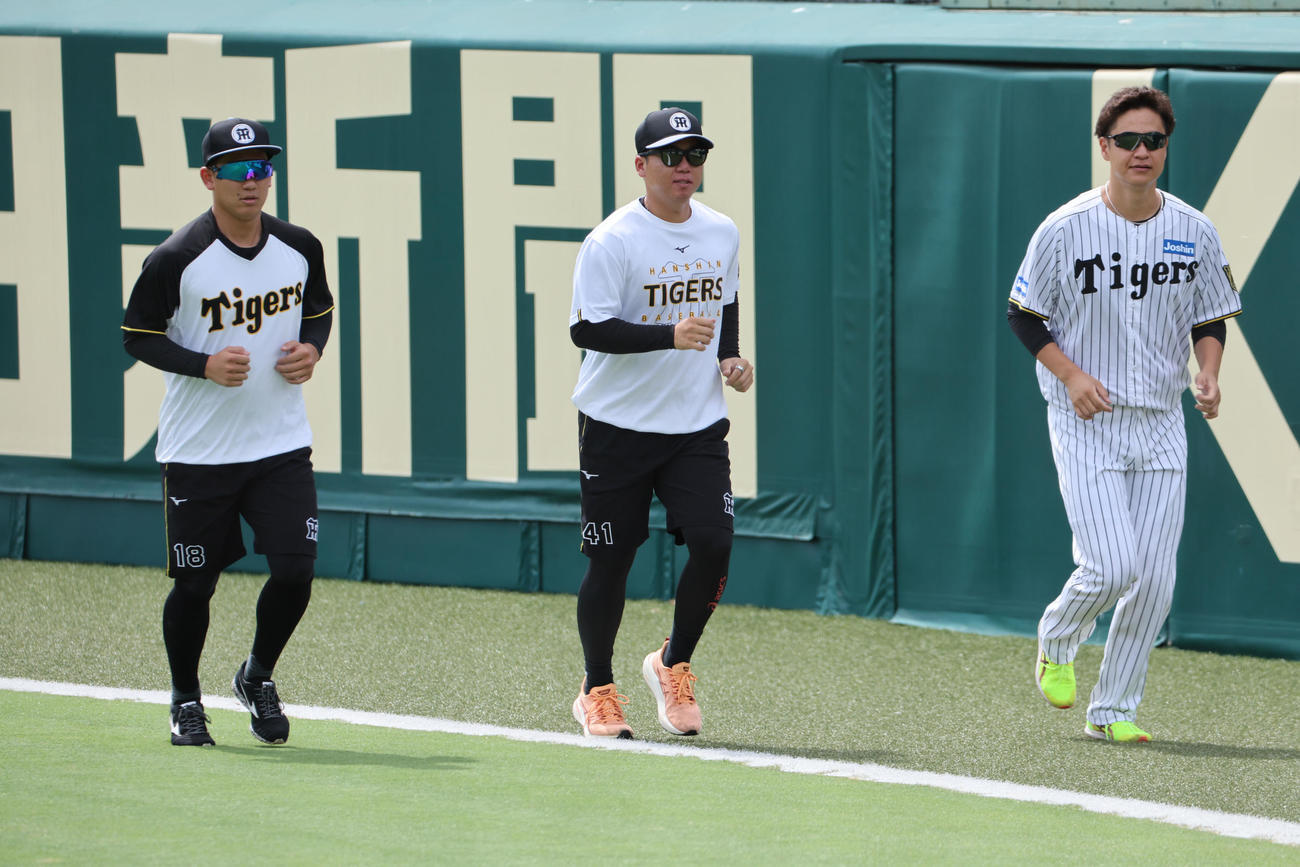 練習中、ランニングする（左から）阪神伊原、村上、大竹（撮影・西尾就之）