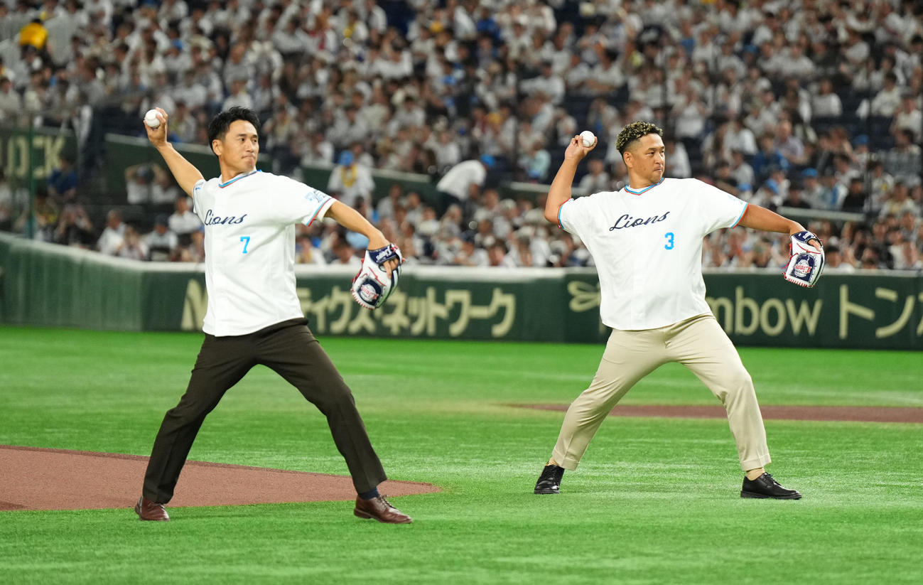 西武対日本ハム　セレモニアルピッチで投球する元西武の片岡氏（左）と中島氏（撮影・菅敏）