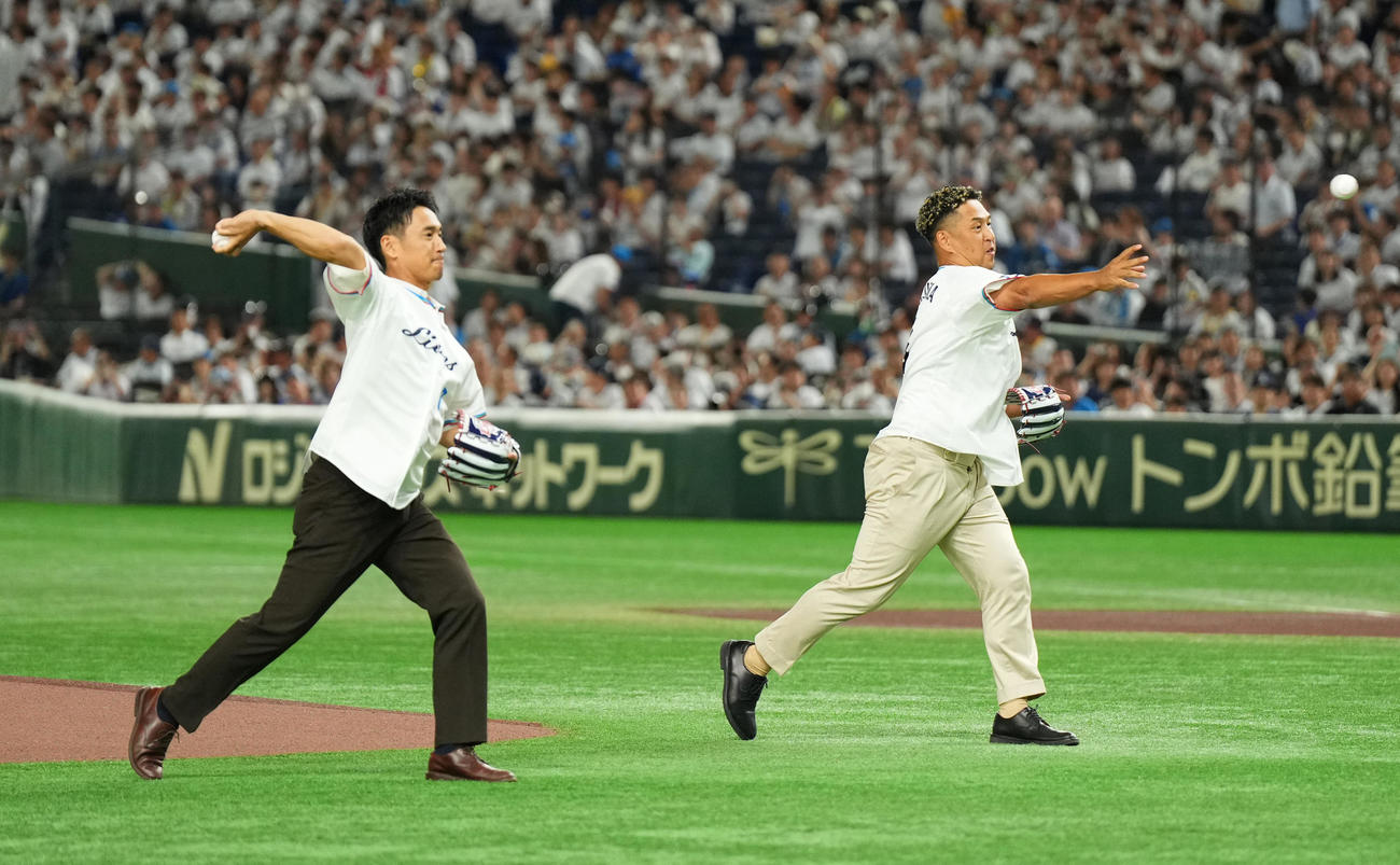 西武対日本ハム　セレモニアルピッチで投球する元西武の片岡氏（左）と中島氏（撮影・菅敏）