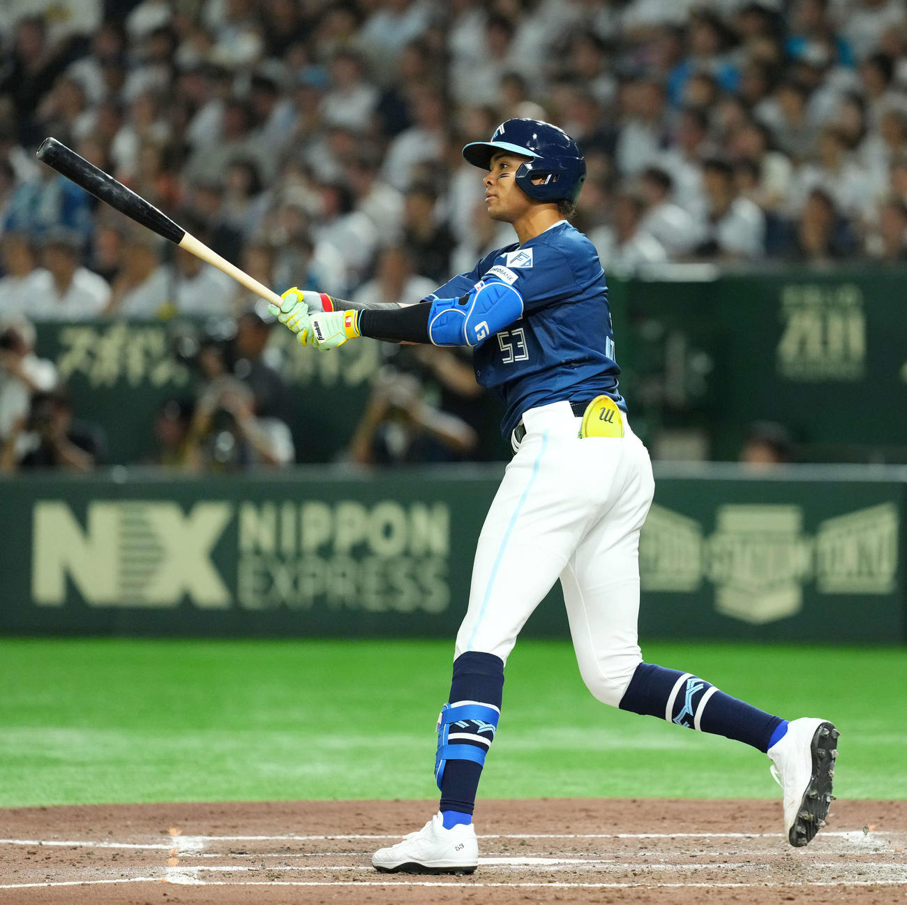 西武対日本ハム　5回表日本ハム2死二塁、左越えに先制の2点本塁打を放つ水谷（撮影・菅敏）
