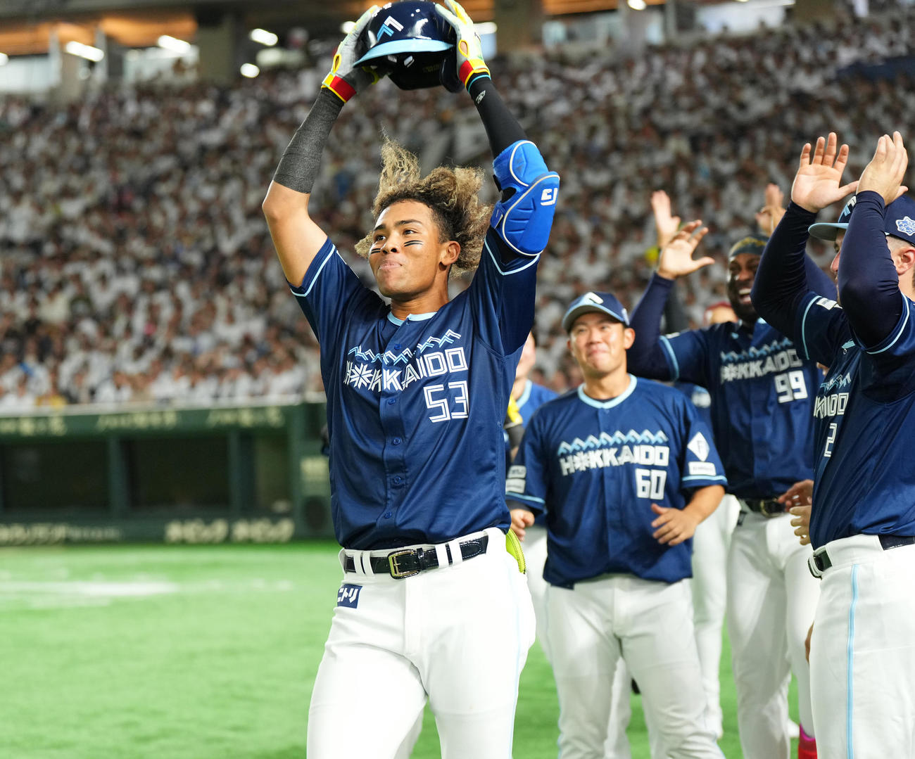 西武対日本ハム　5回表日本ハム2死二塁、左越えに先制の2点本塁打を放ち、ヘルメットを上げる水谷（撮影・菅敏）