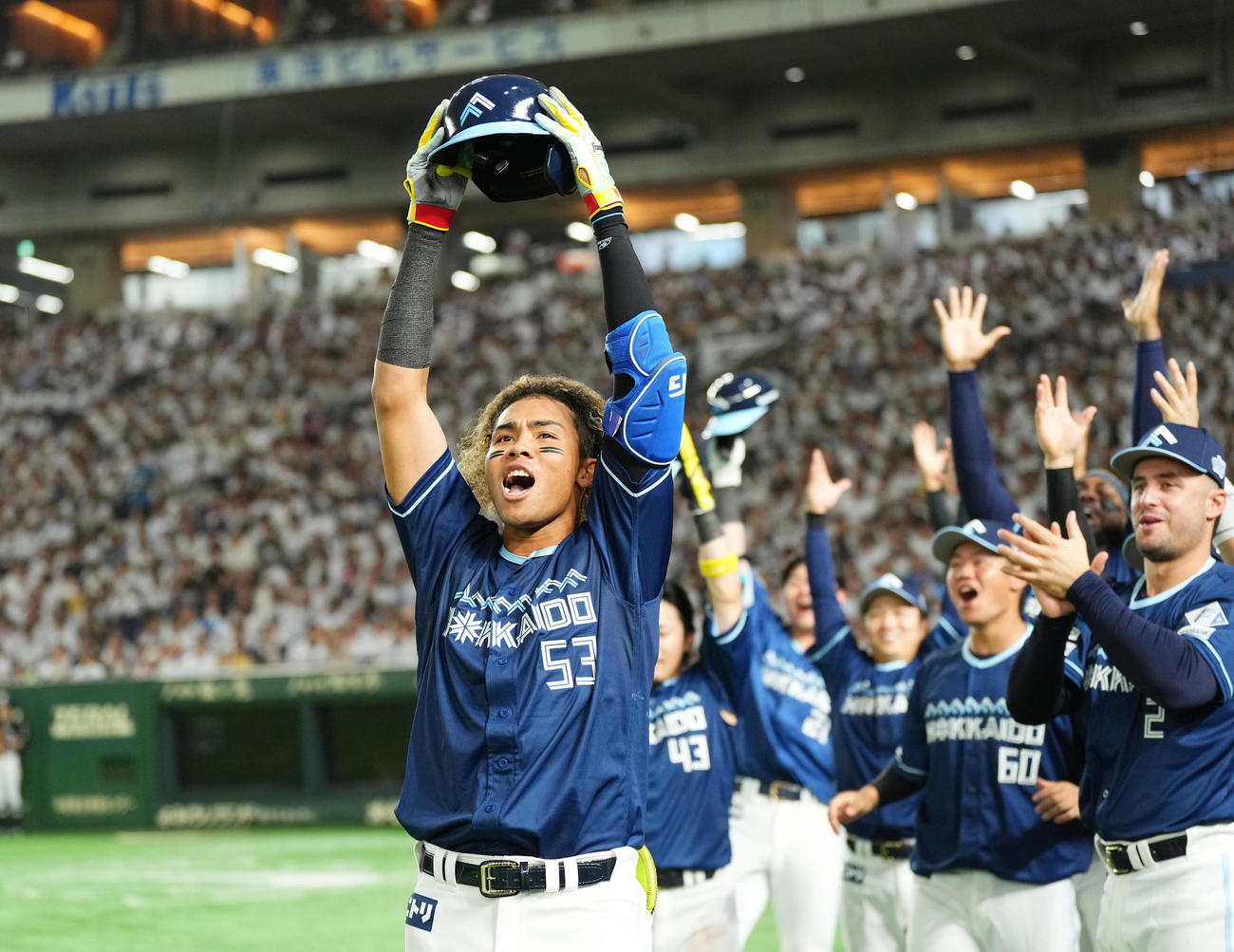 西武対日本ハム　5回表日本ハム2死二塁、左越えに先制の2点本塁打を放ち、ヘルメットを上げる水谷（撮影・菅敏）