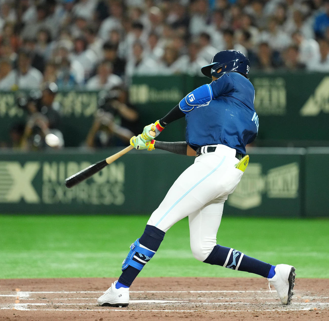 西武対日本ハム　5回表日本ハム2死二塁、左越えに先制の2点本塁打を放つ水谷（撮影・菅敏）