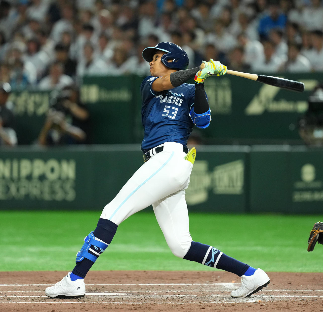 西武対日本ハム　5回表日本ハム2死二塁、左越えに先制の2点本塁打を放つ水谷（撮影・菅敏）
