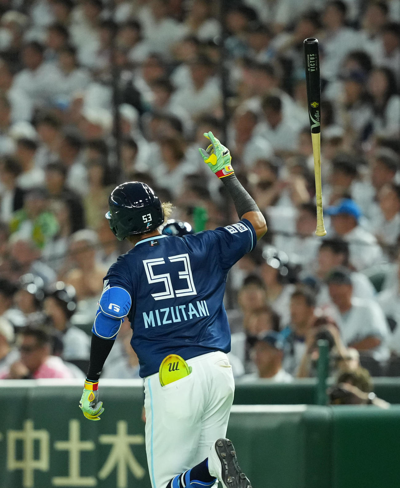 西武対日本ハム　5回表日本ハム2死二塁、左越えに先制の2点本塁打を放つ水谷（撮影・菅敏）