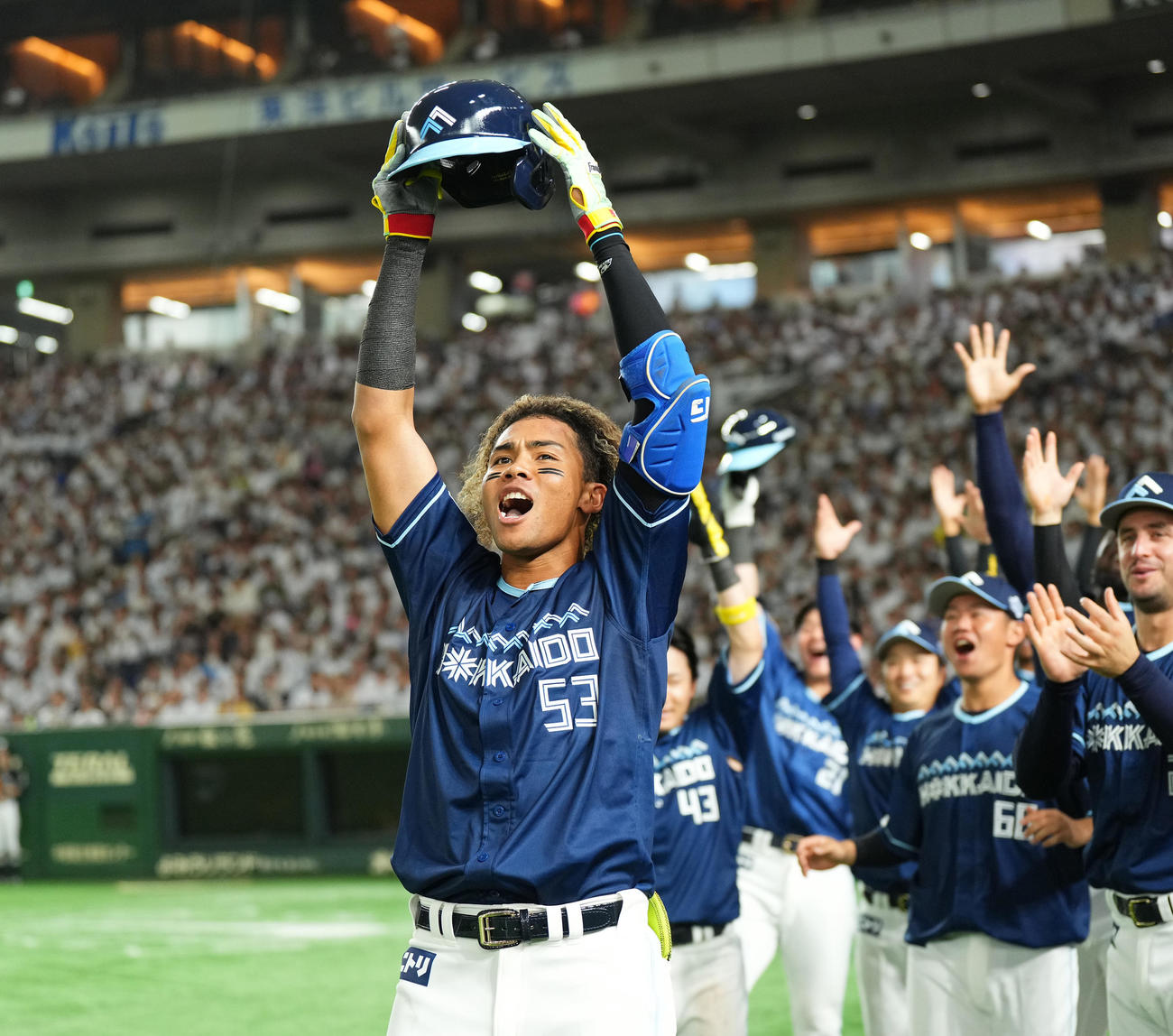 西武対日本ハム　5回表日本ハム2死二塁、左越えに先制の2点本塁打を放ち、ヘルメットを上げる水谷（撮影・菅敏）