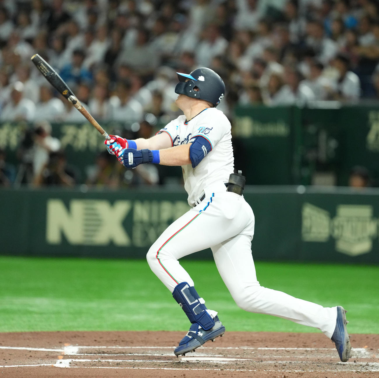 西武対日本ハム　7回裏西武1死、右越えにソロ本塁打を放つネビン（撮影・菅敏）