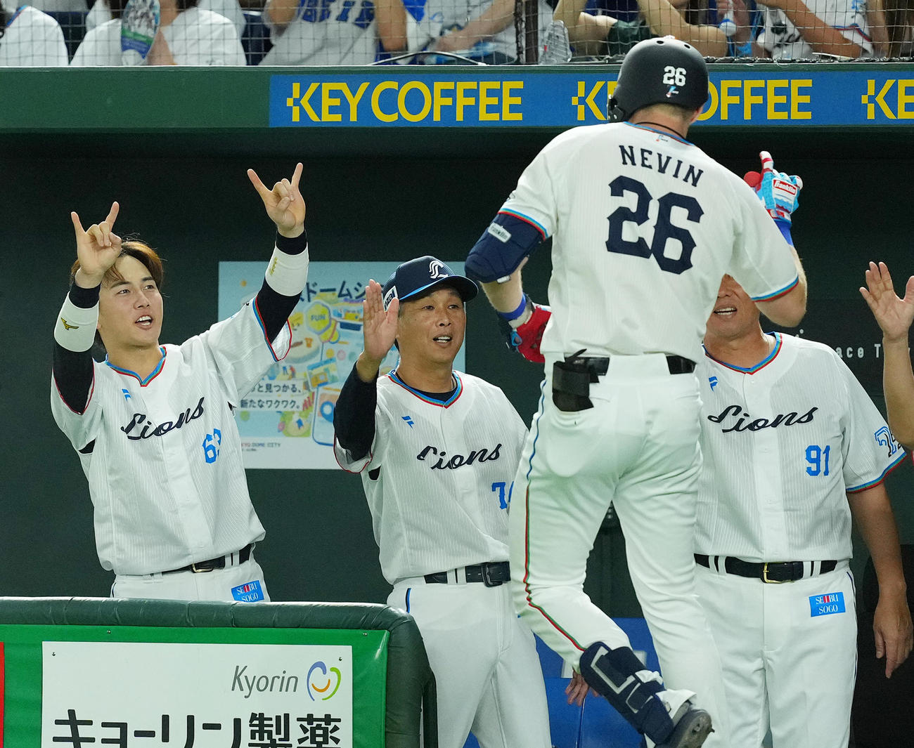 西武対日本ハム　7回裏西武1死、右越えにソロ本塁打を放ったネビン（手前）をタッチで迎える西口監督（左から2人目）（撮影・菅敏）