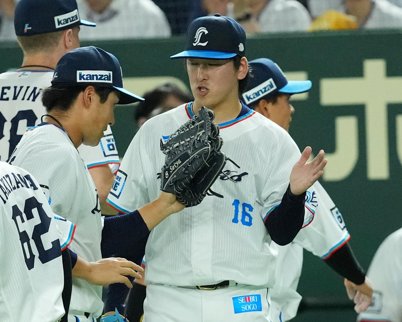 西武対日本ハム　3回の投球を終え、ナインをタッチで迎える西武隅田（撮影・菅敏）