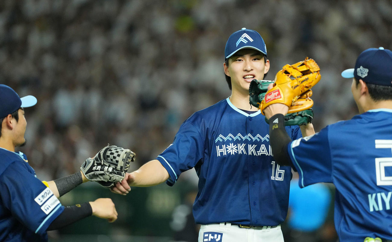 西武対日本ハム　7回の投球を終え、ナインを迎える達（中央）（撮影・菅敏）