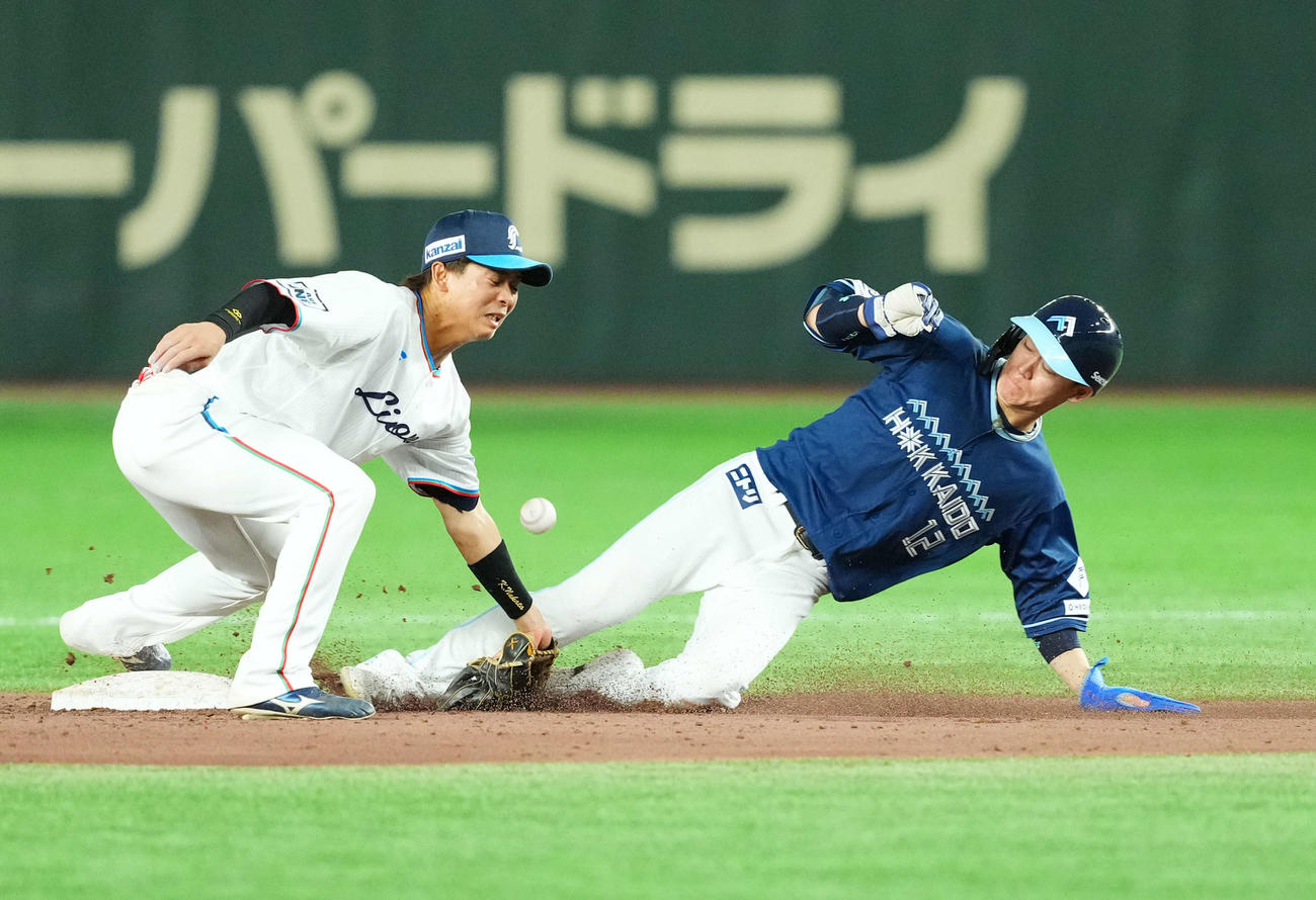 西武対日本ハム　8回表日本ハム1死一塁、二塁盗塁を決める矢沢（右）（撮影・菅敏）