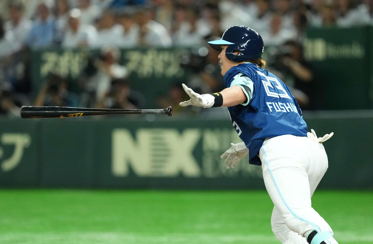 西武対日本ハム　7回表日本ハム2死、遊内野安打を放つ伏見（撮影・菅敏）