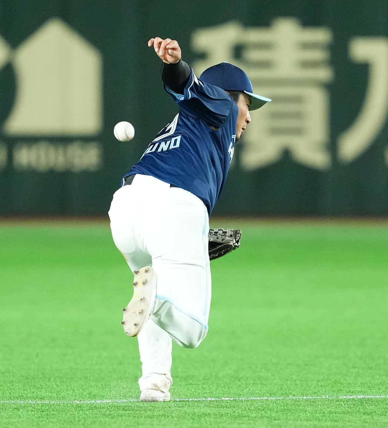 西武対日本ハム　5回裏西武1死、渡部聖弥の打球を後逸する水野（撮影・菅敏）