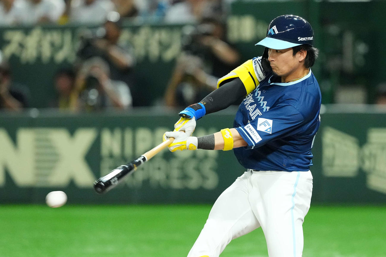 西武対日本ハム　5回表日本ハム無死、右前打を放つ水野（撮影・菅敏）