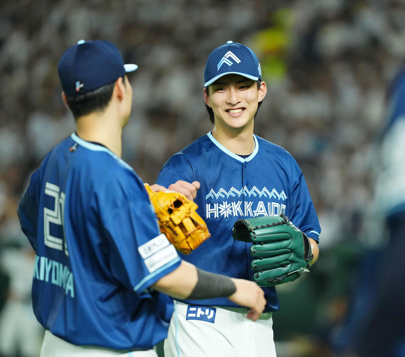 西武対日本ハム　2回の投球を終え、笑顔でベンチに戻る日本ハム達（右）（撮影・菅敏）