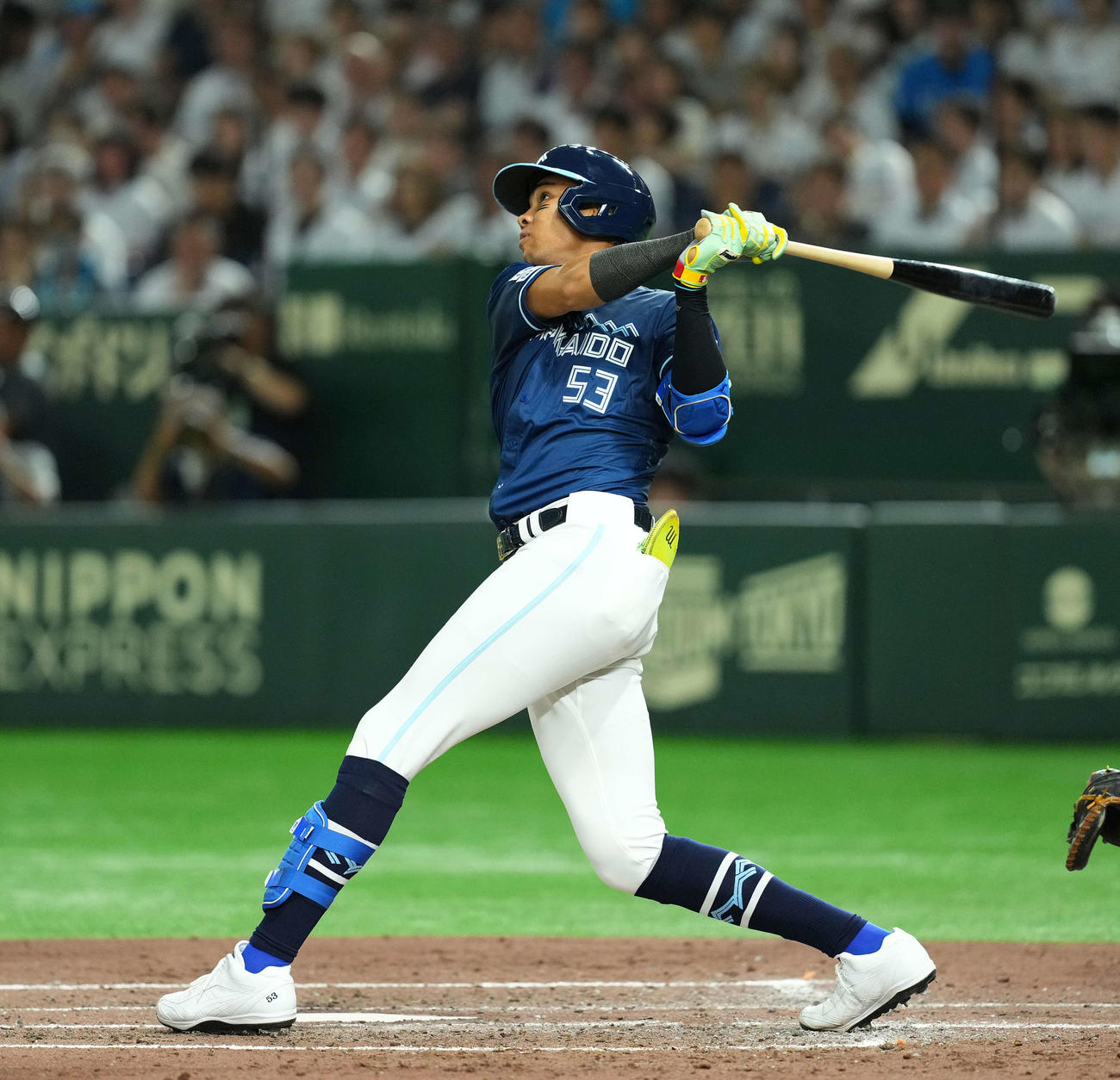 西武対日本ハム　5回表日本ハム2死二塁、左越えに先制の2点本塁打を放つ水谷（撮影・菅敏）